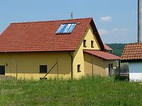 solární panel na plášti střechy